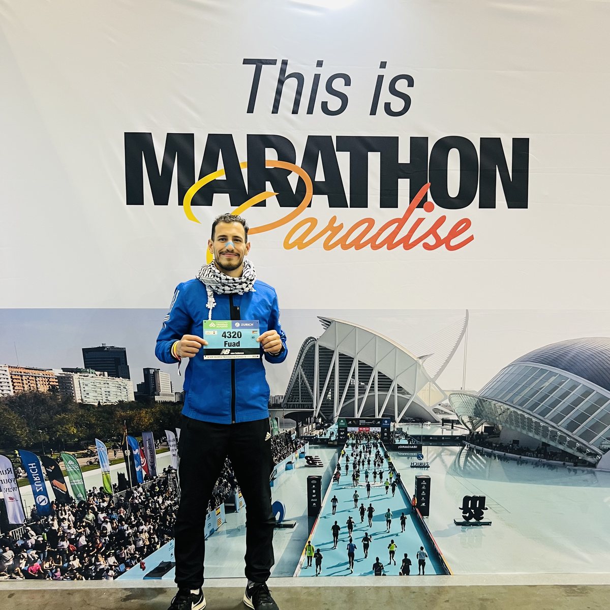 Fuad Abu Safi with his race number at the Valencia Marathon expo